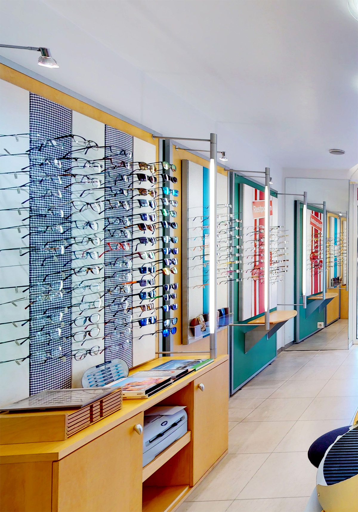 Brillenauswahl bei optic berger in Monheim