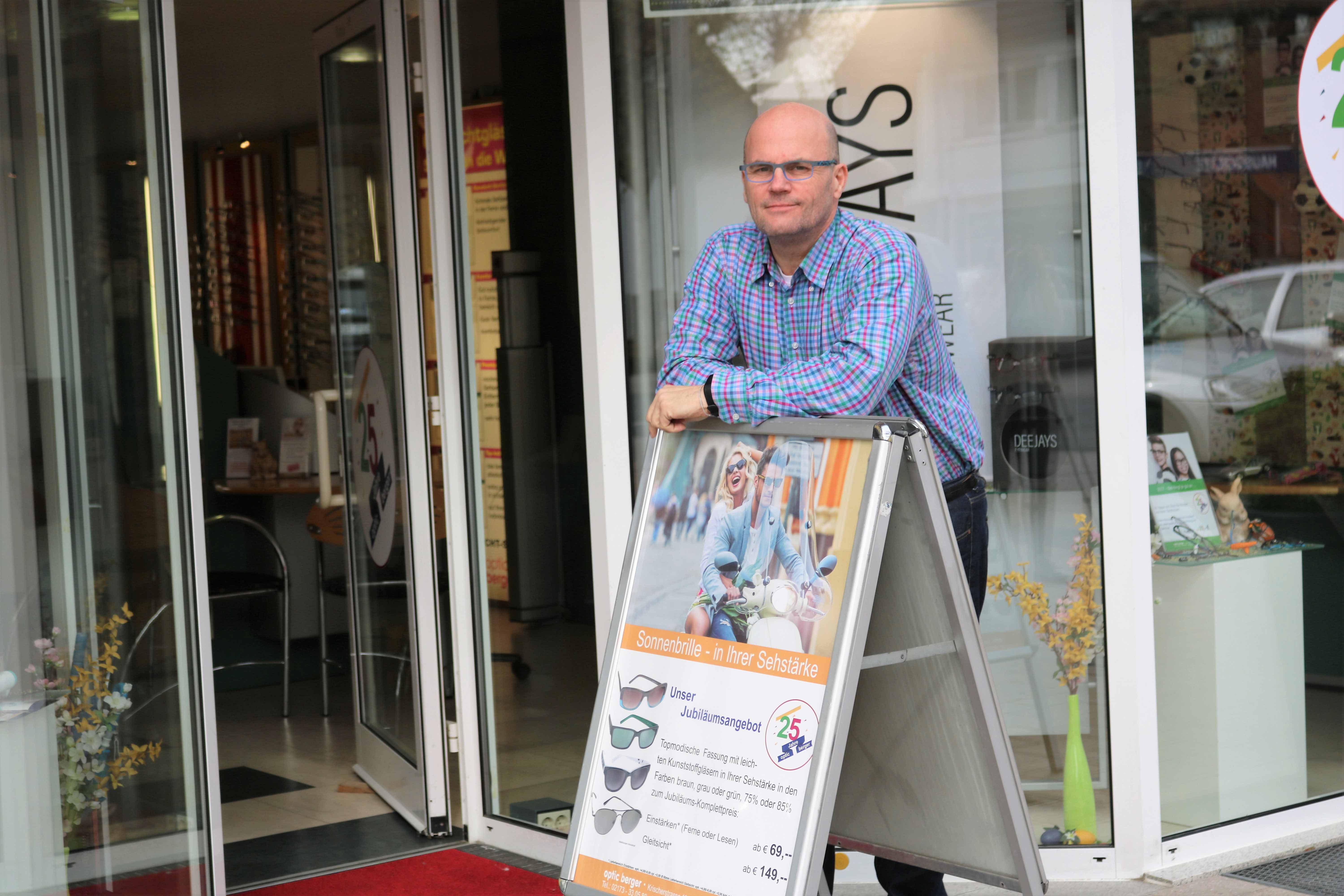 Rainer Berger vor optic berger in Monheim am Rhein
